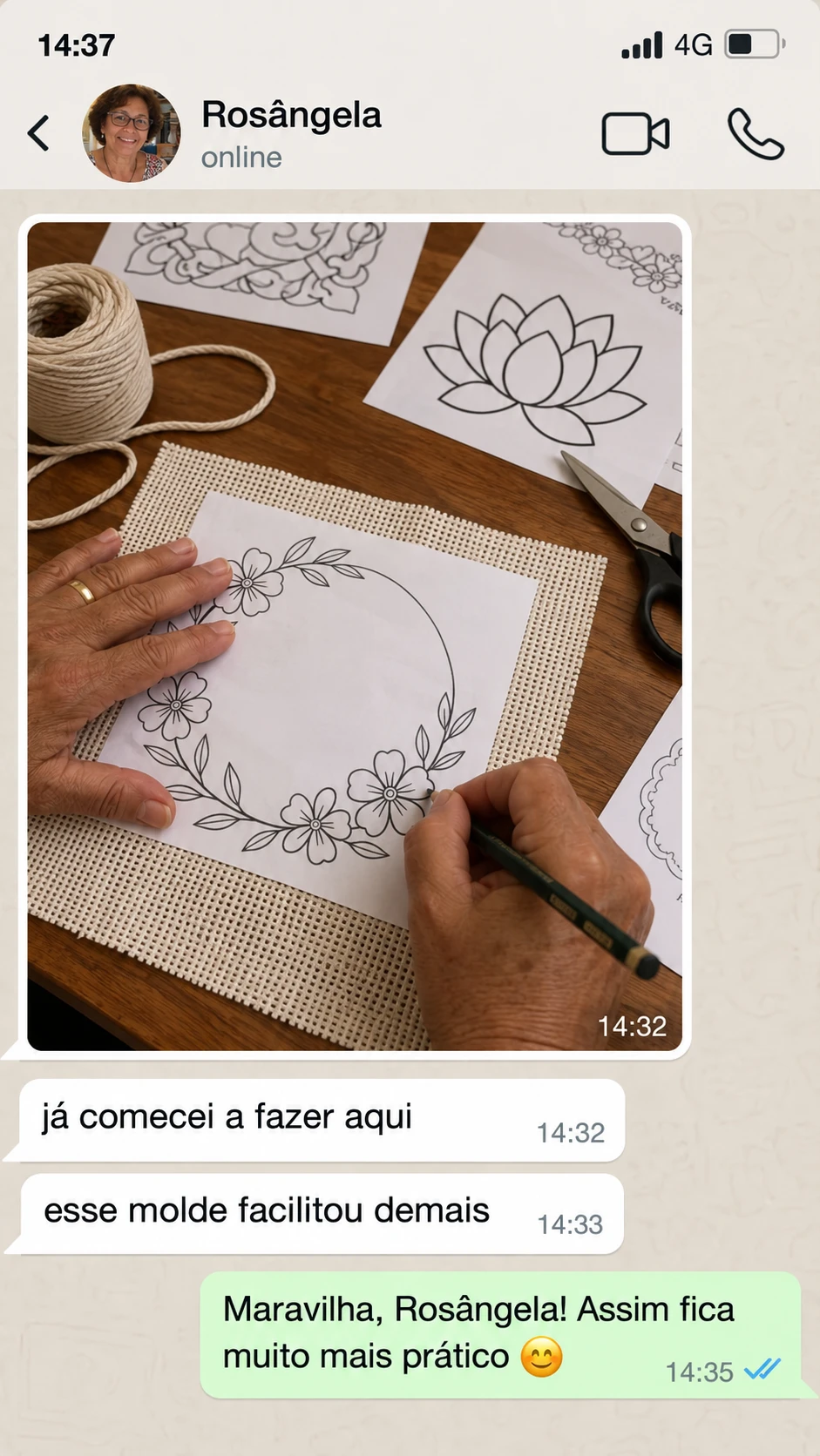 Depoimento de Rosângela cortando o tecido com o molde impresso