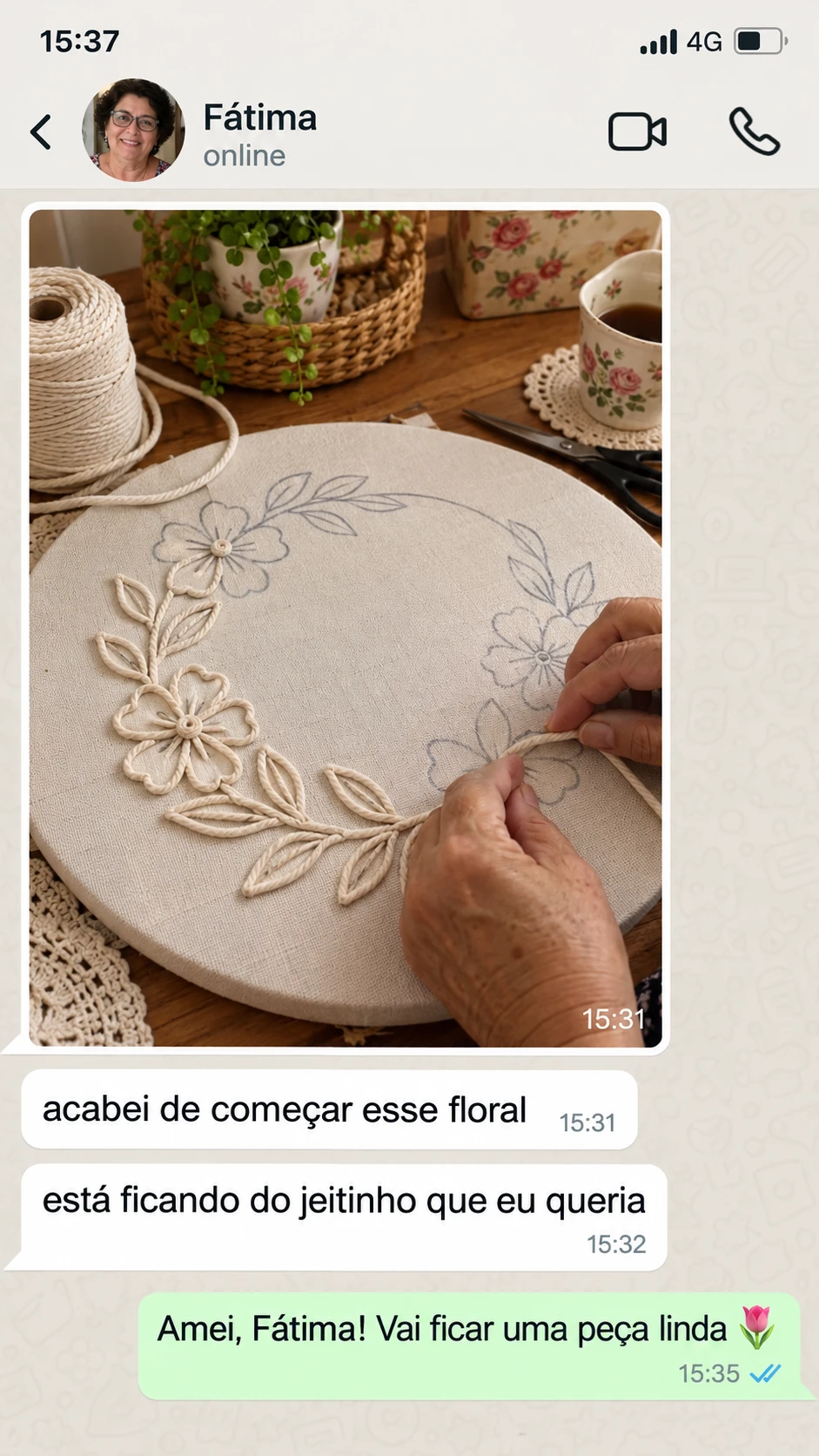 Depoimento de Fátima bordando com o molde floral
